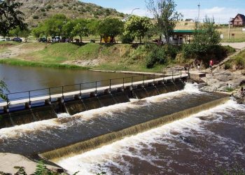 Abren las compuerta del dique Balneario en Sierra de la Ventana.