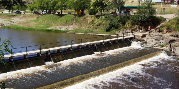 Abren las compuerta del dique Balneario en Sierra de la Ventana.