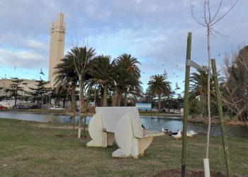 La Plaza "Ernesto Tornquist" recuperó dos bancos del patrimonio histórico nacional.