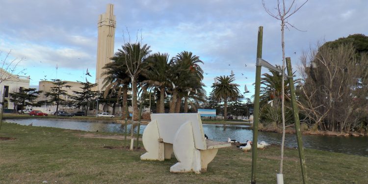 La Plaza "Ernesto Tornquist" recuperó dos bancos del patrimonio histórico nacional.
