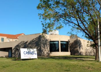 El casino de Sierra de la Ventana recibe curriculums para aspirantes a su academia de empleados.