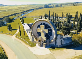 Avances para la restauración del portal del cementerio de Saldungaray