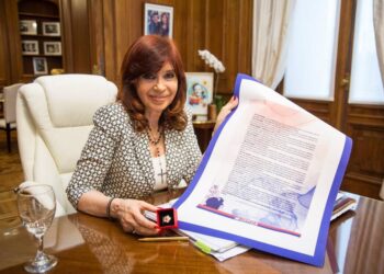 Vecinos del sudoeste entregaron un regalo y símbolo al Cristina Fernandez
