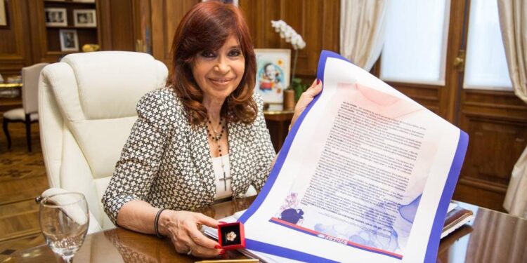 Vecinos del sudoeste entregaron un regalo y símbolo al Cristina Fernandez