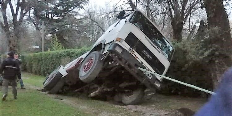 Se lo tragó la tierra..!! Un camión atmosférico se hundió en un pozo.