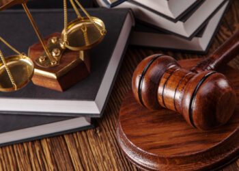 Lo condenan a 20 años de prisión por abusar de la hija de su pareja