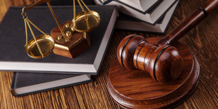 Lo condenan a 20 años de prisión por abusar de la hija de su pareja