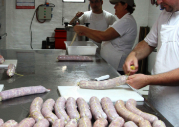 Comienza un taller práctico de elaboración de embutidos
