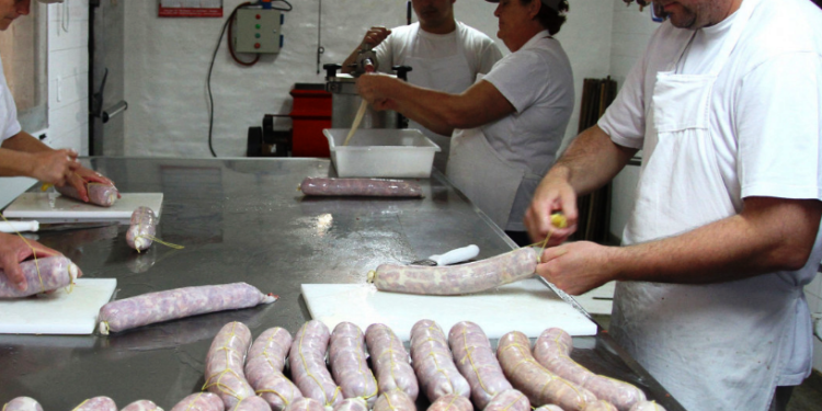 Comienza un taller práctico de elaboración de embutidos