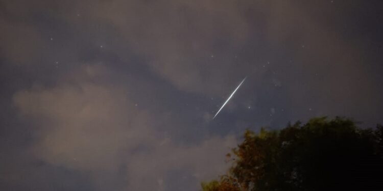 Luces en el cielo: Avistamientos que llaman la atención de los habitantes de la comarca y toda la región.