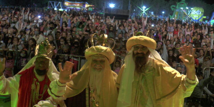 Los Reyes Magos pasaron por Sierra de la Ventana en una noche llena de color y alegría.