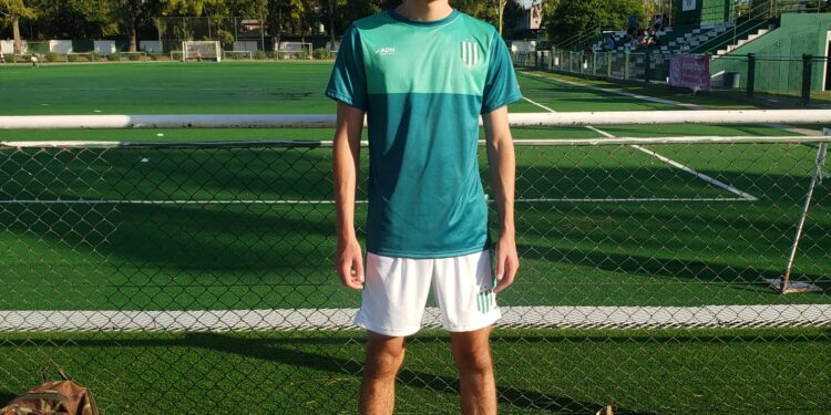 Un chico de la comarca que va con ilusión por el lugar donde jugó «Pupi» Zanetti en el Club Banfield.