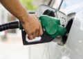 El Gobierno postergó la suba del impuesto a los combustibles