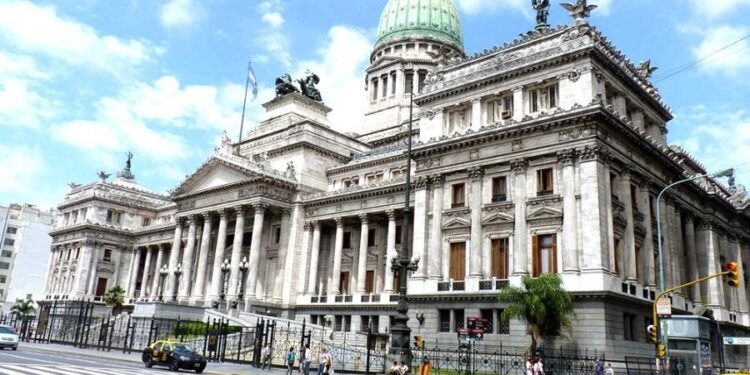 Comienza el debate en comisión del proyecto que propone pagar deuda con capital fugado