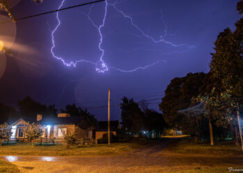 No faltó nada: Noche de tormentas con lluvias, rayos, truenos y hasta granizo en la comarca.