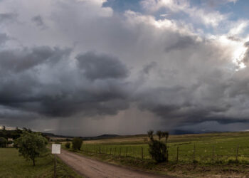 Alerta amarilla por fuertes vientos, tormentas y nevadas en ocho provincias