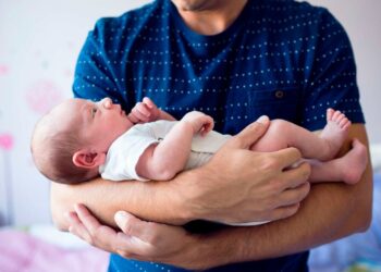 Licencias por maternidad y paternidad: cómo es el proyecto para cambiar el régimen