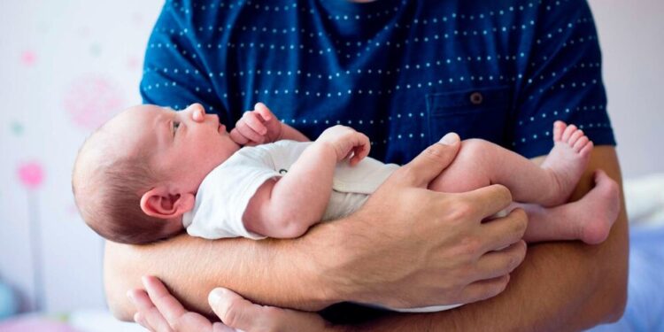 Licencias por maternidad y paternidad: cómo es el proyecto para cambiar el régimen