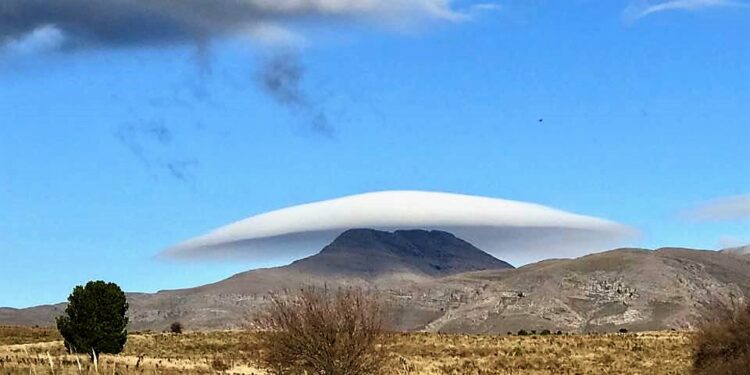 Una nube en forma de sombrero sobre el Tres Picos causó furor en la Comarca.