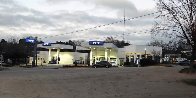 Finde largo: No habrá restricciones en vender combustible a autos y camionetas en la comarca.