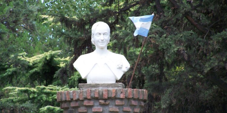 El mito y la realidad detrás del busto de Eva Perón en Sierra de la Ventana