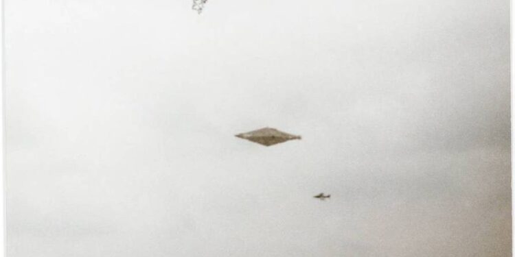 Desclasifican la fotografía más real de un OVNI hasta la fecha tras 30 años de ocultarla