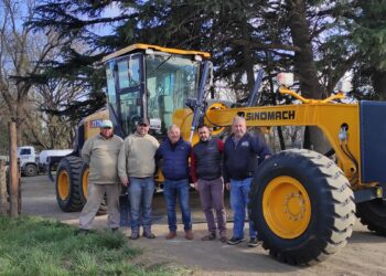 Sergio Bordoni entregó una motoniveladora 0km para Sierra de la Ventana