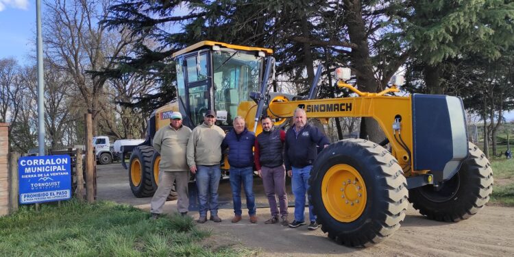 Sergio Bordoni entregó una motoniveladora 0km para Sierra de la Ventana
