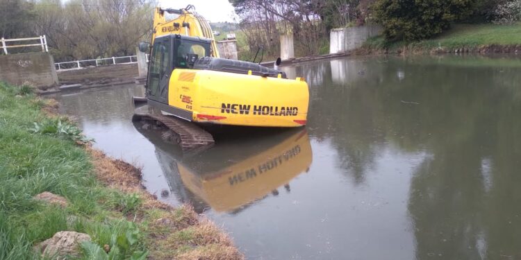 La retroexcavadora nueva amaneció dentro del dique de Villa Ventana y se armó la polémica
