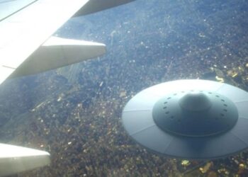 ¿Tres aviones de pasajeros fueron seguidos por Ovnis?