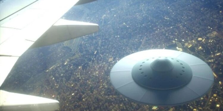 ¿Tres aviones de pasajeros fueron seguidos por Ovnis?