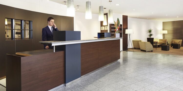 Se busca recepcionista para complejo hotelero en Sierra de la Ventana