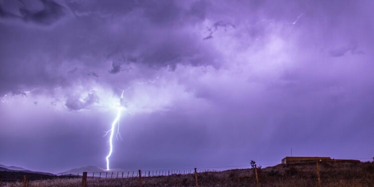 Fuertes tormentas eléctricas y lluvias durante el fin de semana en la comarca serrana.