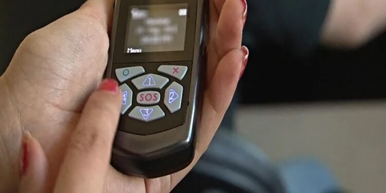 Las víctimas de violencia de género podrán pedir un móvil policial con el botón antipánico