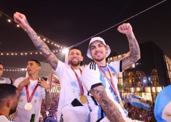 La Selección va en caravana al Obelisco para festejar con los hinchas.