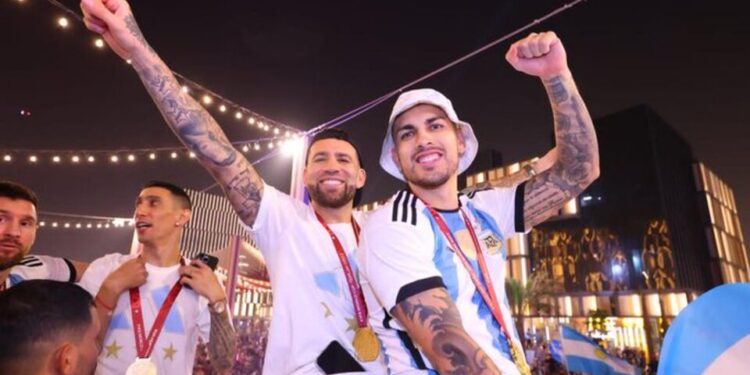 La Selección va en caravana al Obelisco para festejar con los hinchas.