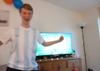 En pleno Londres una familia con raíces serranas celebró la copa del mundo