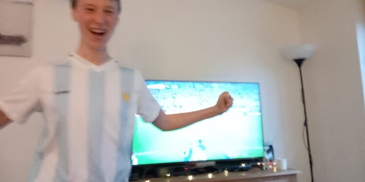 En pleno Londres una familia con raíces serranas celebró la copa del mundo