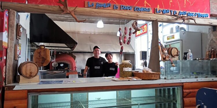 Reabrió Autoservicio Tekoo’s con una rotisería a todo trapo