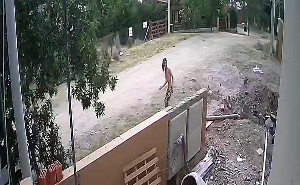 Vecinos aterrados por el “anarquista del cascote”