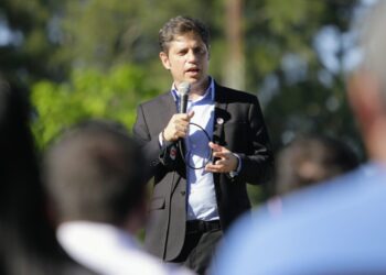 Kicillof presentó una denuncia penal contra Robles y D´Alessandro por «tráfico de influencias»