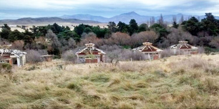 Siguen las usurpaciones: ahora le tocó a las cabañas chinas del Provincial