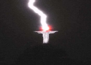 Cayó un rayo en la cabeza del Cristo Redentor y una foto captó el momento justo 