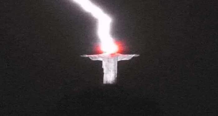 Cayó un rayo en la cabeza del Cristo Redentor y una foto captó el momento justo