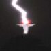 Cayó un rayo en la cabeza del Cristo Redentor y una foto captó el momento justo