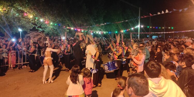 Carnavales 2023 en Sierra de la Ventana: Cierre con una multitud de espectadores y toda la magia del corso serrano.