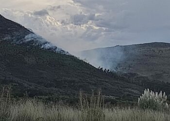 El fuego continúa avanzando en el Parque Provincial donde el viento es intenso desde esta mañana.