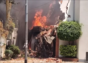 Explosión, incendio y derrumbe en una vivienda de Villa Devoto: hay un herido y una persona desaparecida
