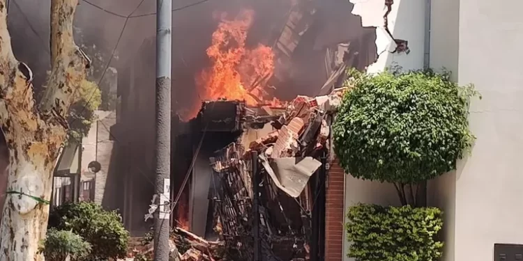 Explosión, incendio y derrumbe en una vivienda de Villa Devoto: hay un herido y una persona desaparecida