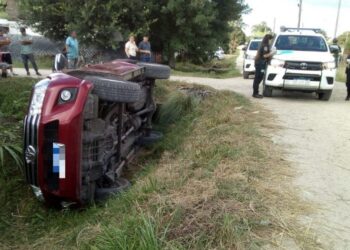 Tras un vuelco, suspenden licencia a un conductor borracho que puso a manejar a su hijo de 11 años